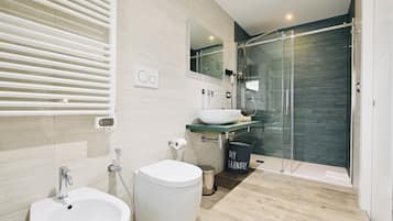 Quarto triplo luxo | Banheiro | Chuveiro, ducha de hidromassagem, produtos de toalete grátis