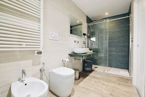 Deluxe Triple Room | Bathroom | Free toiletries, hair dryer, slippers, bidet - Vimini Corso Cavour City Center (Bari)