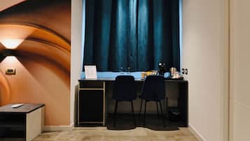 Minibar con artículos gratuitos y caja de seguridad en la habitación