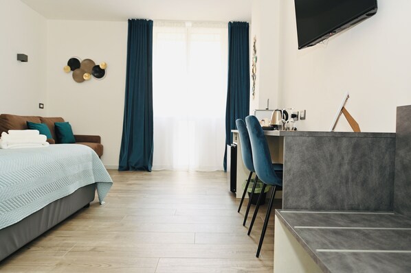 Habitació triple de luxe | Minibar gratuït, caixa forta a l'habitació i mobiliari individual 