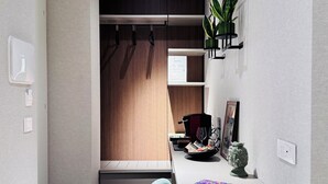 Eine moderne Küche mit einem Holzkorpus, einer Kaffeemaschine und einer kleinen Essecke mit Stuhl und Tisch.