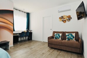 Deluxe Triple Room | Hypo-allergenic bedding, down comforters, memory foam beds, free minibar - Vimini Corso Cavour City Center (Bari)