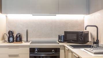 Een koelkast, een magnetron, een oven, een kookplaat