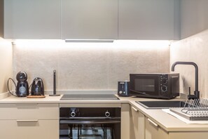 Fridge, microwave, oven, stovetop - 1 BEDROOM APARTMENT IN VALENCIA (València)