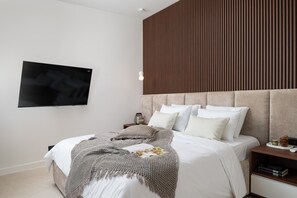 7 bedrooms, iron/ironing board, WiFi, bed sheets
