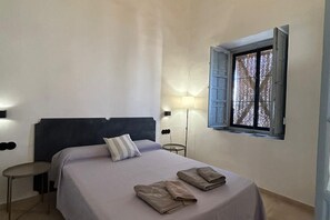 1 habitación, tabla de planchar con plancha y ropa de cama