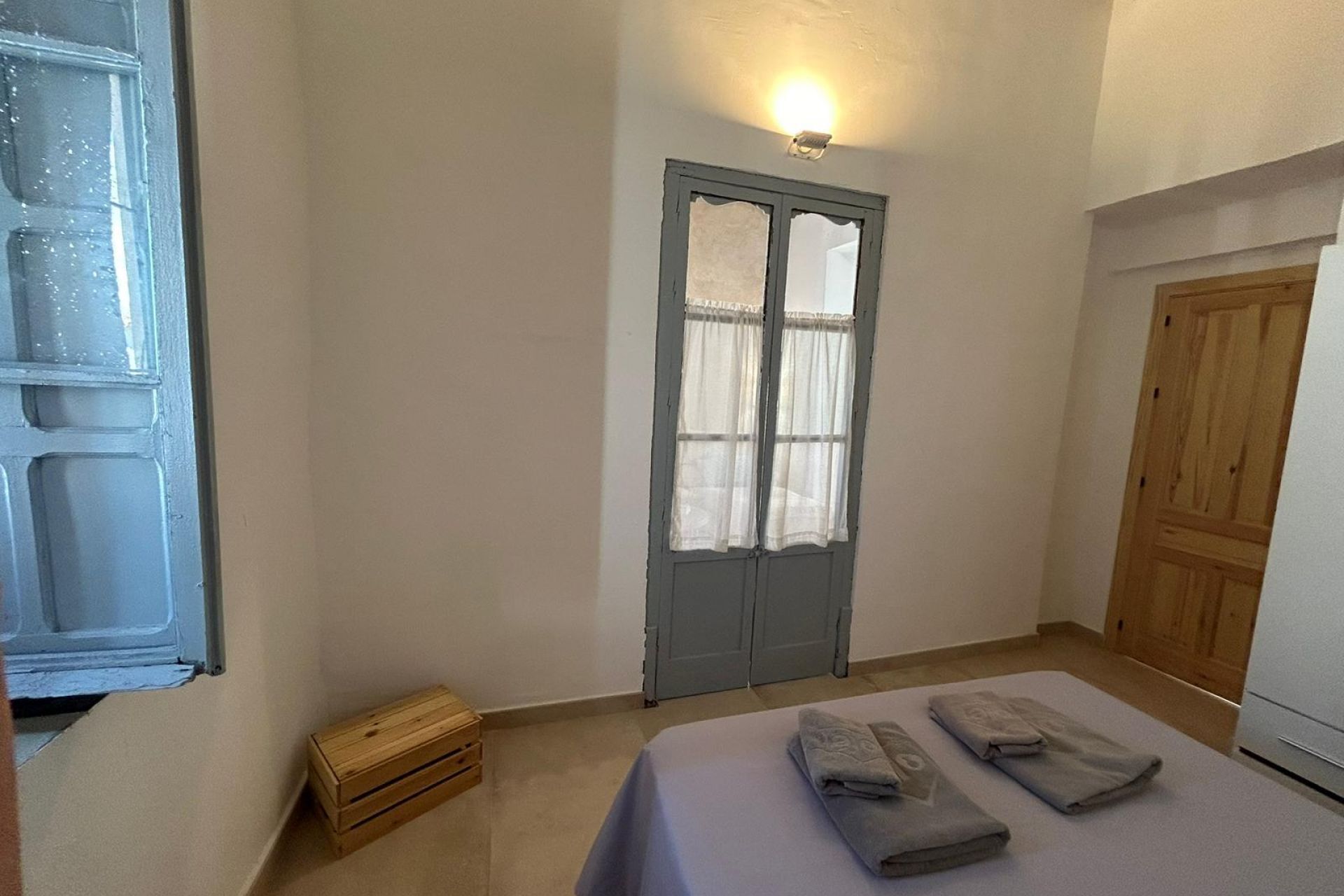 1 dormitorio, tabla de planchar con plancha, ropa de cama