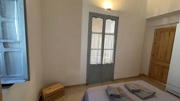 1 dormitorio, tabla de planchar con plancha, ropa de cama