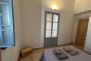 1 habitación, tabla de planchar con plancha y ropa de cama 