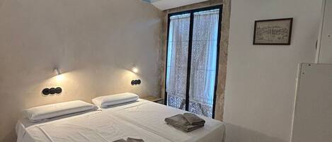 2 chambres, fer et planche à repasser, draps fournis