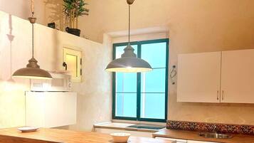 Frigorífico, microondas y tostadora