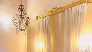 2 dormitorios, tabla de planchar con plancha, ropa de cama