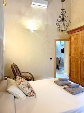 2 bedrooms, iron/ironing board, bed sheets