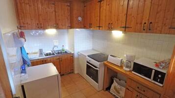 Cafetera o tetera, frigorífico, microondas y horno