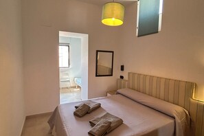 1 habitación, tabla de planchar con plancha, wifi gratis y ropa de cama 
