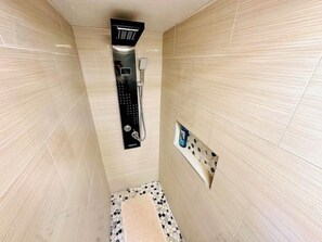 Een douche, een haardroger, handdoeken, zeep