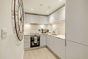 Kühlschrank, Mikrowelle, Ofen, Geschirrspüler