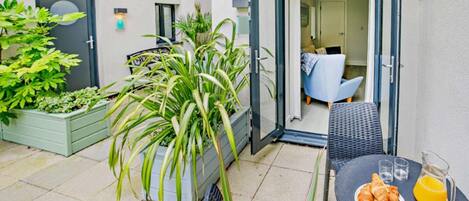 تناول الطعام بالخارج