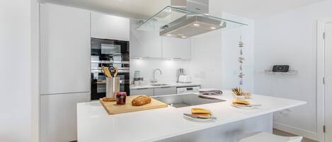 ميكروويف، فرن، غسالة أطباق، كرسي للأطفال