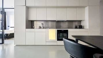 Coffee/tea maker, fridge, oven, stovetop