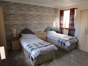 3 عدّة غرف نوم وواي فاي مجانًا وملاءات أسرّة