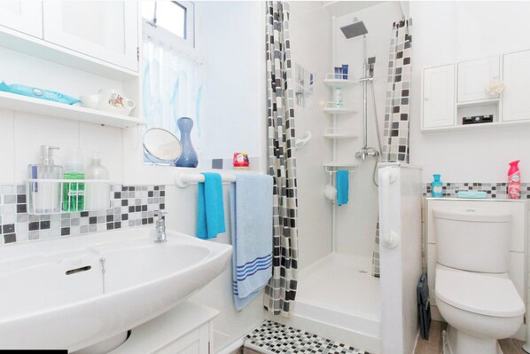 Douche, articles de toilette gratuits, sèche-cheveux