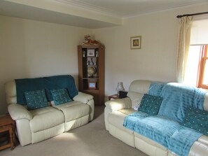 TV, fireplace - Tranquil Coastal Cottage With Stunning Views (Buckie)