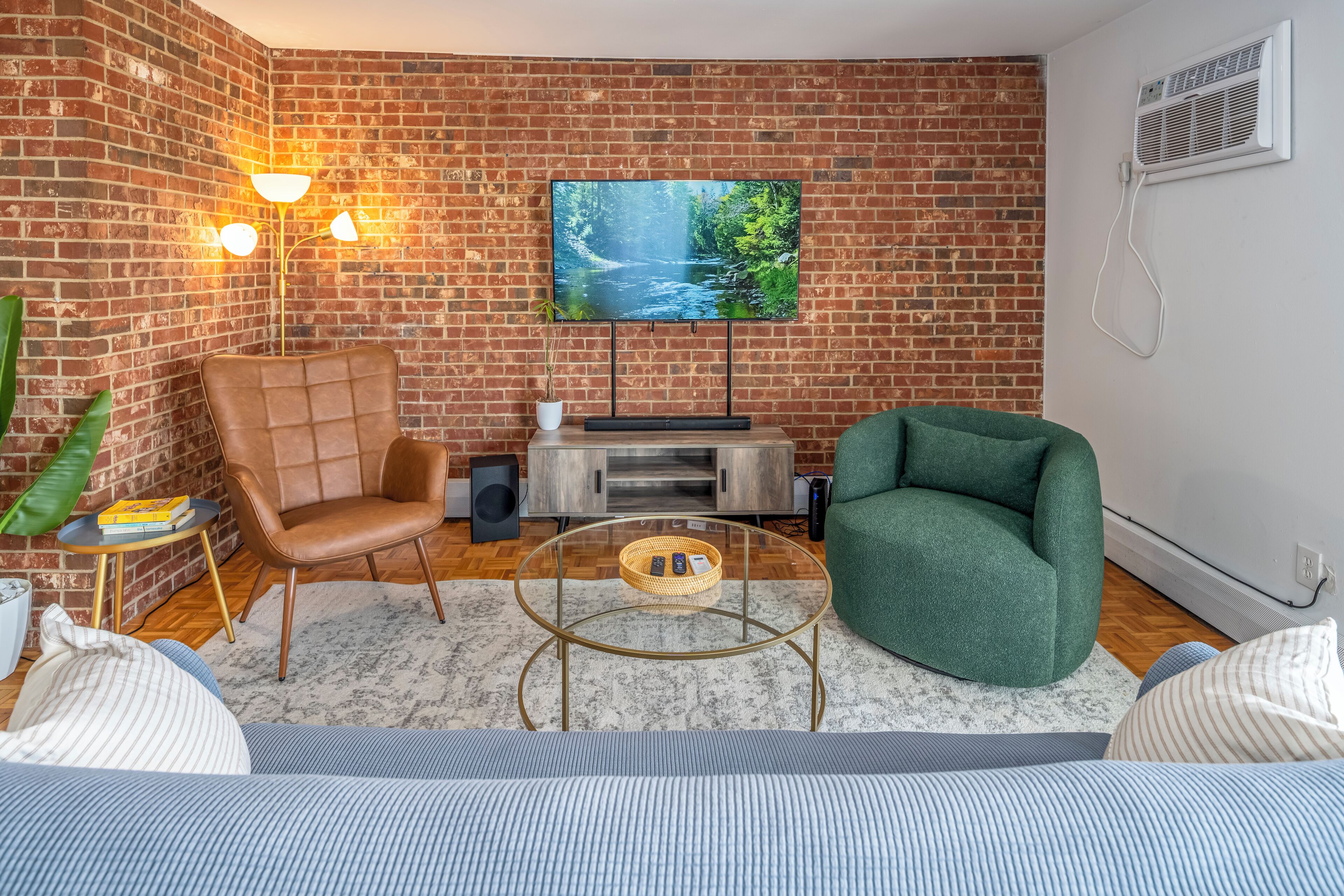Mt Adams, Stunning Balcony City View, Free Parking Spot, 3 Lux Beds, Sleeps 7ppl