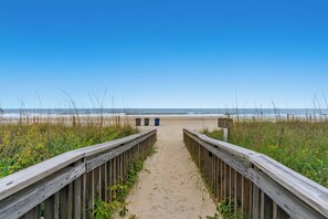 On the beach - Kingston South Hampton 203 - 2 BD Oceanview Condo (North Myrtle Beach)