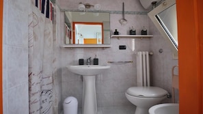 Doccia, asciugacapelli, bidet, asciugamani