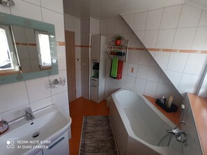 Secadora de cabello, toallas, jabón, papel de baño 