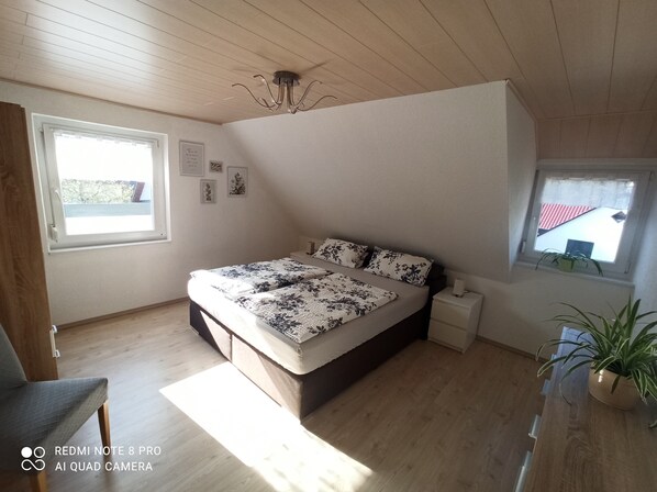 2 habitaciones, tabla de planchar con plancha, wifi y ropa de cama 