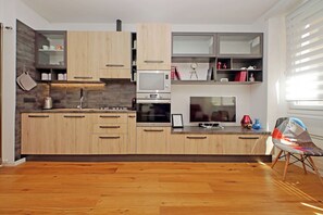 ثلاجة، ميكروويف، فرن، موقد طهي مسطح