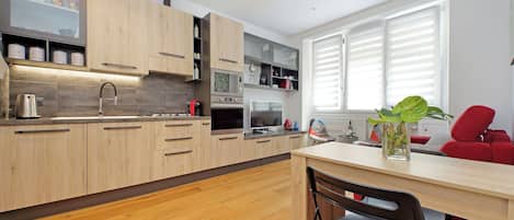 Réfrigérateur, micro-ondes, four, plaque de cuisson