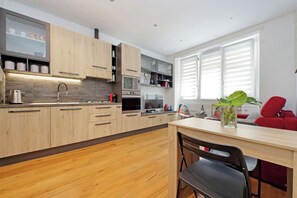 Kühlschrank, Mikrowelle, Ofen, Herdplatte