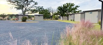 Redstone / Casita #1 - Private Porch, Luxury, Country Feels, Walk to Wineries