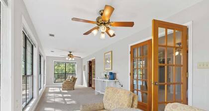 *New* Lake life fun! Sleeps 14, 4bed, 4bth
