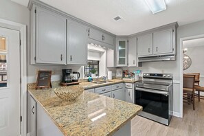 冰箱、微波炉、烤箱、炉灶