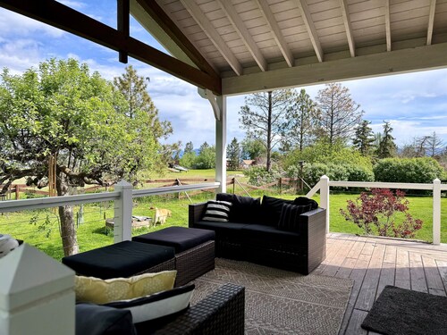 Spacious Cottage w/ Scenic Pond & Mountain Views