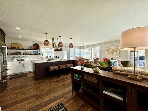 Spacious Cottage w/ Scenic Pond & Mountain Views