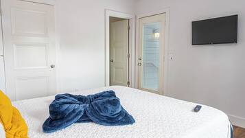 2 bedrooms, laptop workspace, iron/ironing board, bed sheets