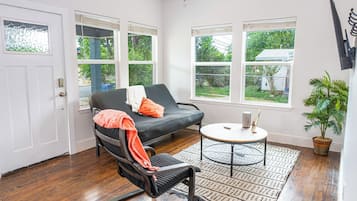 單棟房屋 (2 Bedrooms) | 客廳 | 50 吋電視連數碼電視頻道