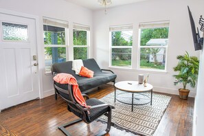 Ev (2 Bedrooms) | Oturma alanı | Dijital TV kanalları bulunan 50 inç televizyon 
