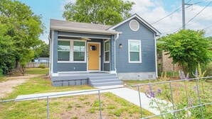 A single-story house with a front porch, a small front yard, and a visible mailbox. - Cozy and Gorgeous 2br/1ba Near Amazing Downtown (San Antonio)