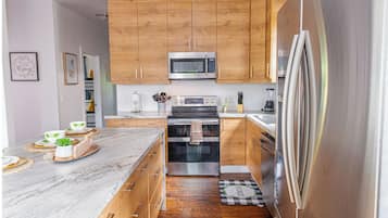 Casa (2 Bedrooms) | Cocina privada | Microondas, horno, cafetera y tetera y comedor