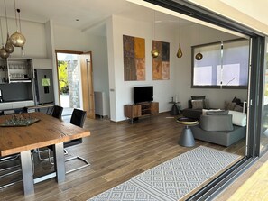 Smart-TV, bøker og stereoanlegg