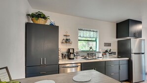 Cafetera y tetera, refrigerador, microondas y parrilla de estufa 