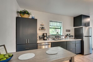 Réfrigérateur, micro-ondes, plaque de cuisson, lave-vaisselle