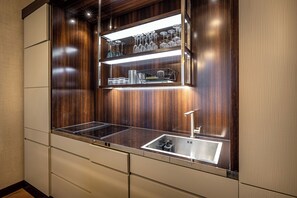 Private kitchen | Full-size fridge, microwave, oven, stovetop - YID SMN LUX (Florence)
