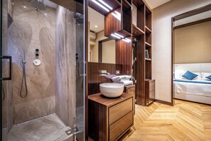 Bathroom | Hair dryer, towels, soap, shampoo - YID SMN LUX (Florence)